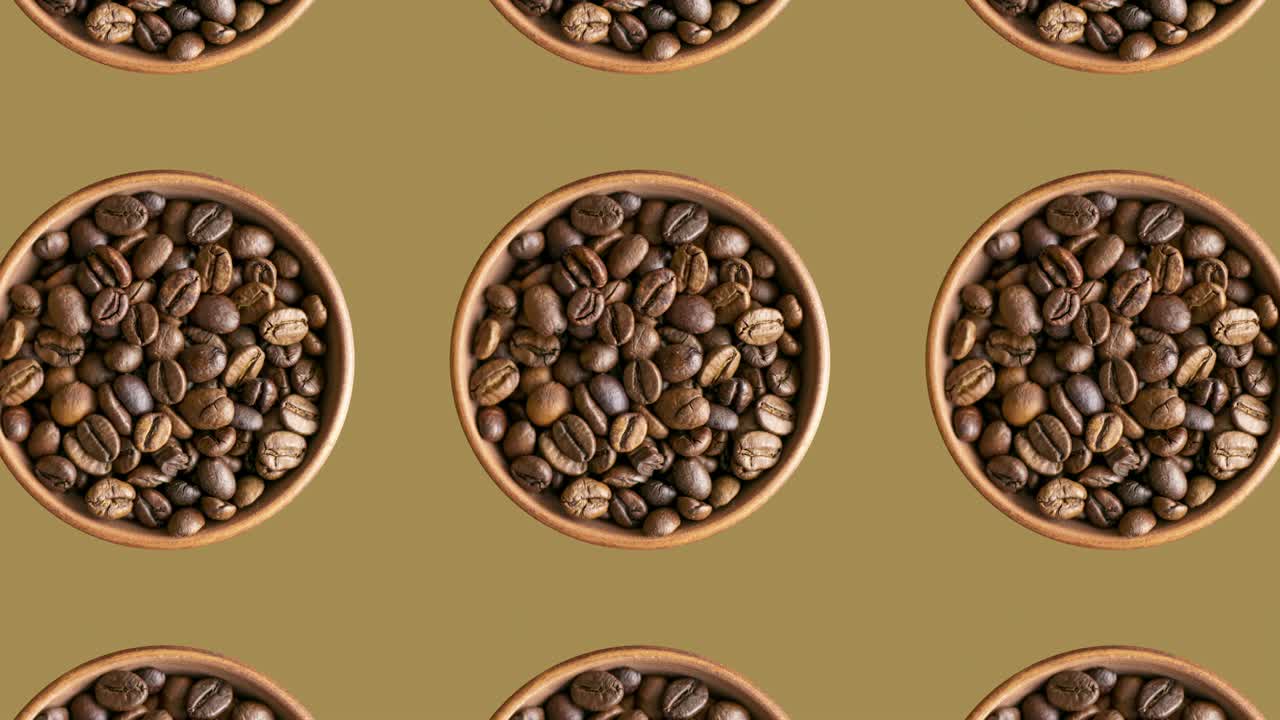 granos de café tostados en cuencos con patrón geométrico en un fondo marrón. fondo de concepto de animación de comida sin costuras