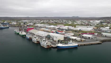 Grindavik,-Ciudad-De-Islandia-Y-Barcos-De-Pesca-En-2022-Con-Video-De-Drones-Retrocediendo