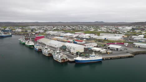 grindavik, ciudad de islandia y barcos de pesca en 2022 con video de drones retrocediendo