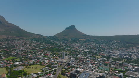 Imágenes-Panorámicas-Aéreas-Del-Barrio-Urbano.-Lions-Head-Mountain-En-El-Fondo.-Ciudad-Del-Cabo,-Sudáfrica