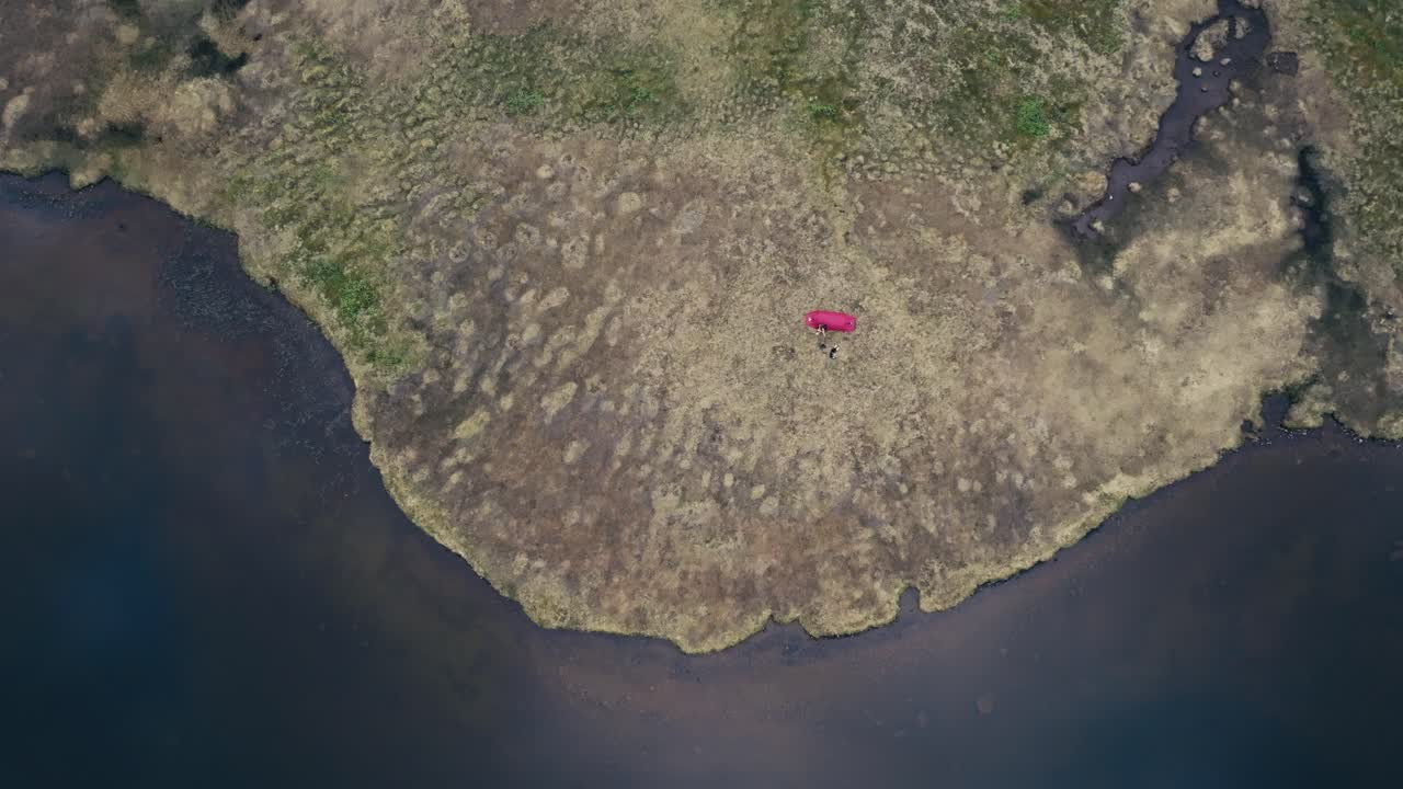 vista superior de una tienda aislada cerca del prístino lago interior de kjoakertjonna en osen, trondelag, noruega