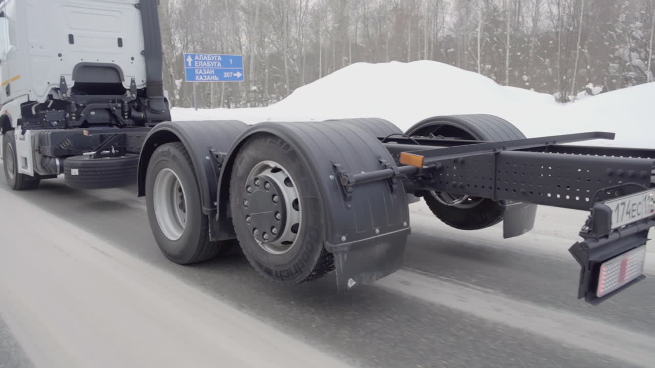шасси грузовика на заснеженной дороге зимой