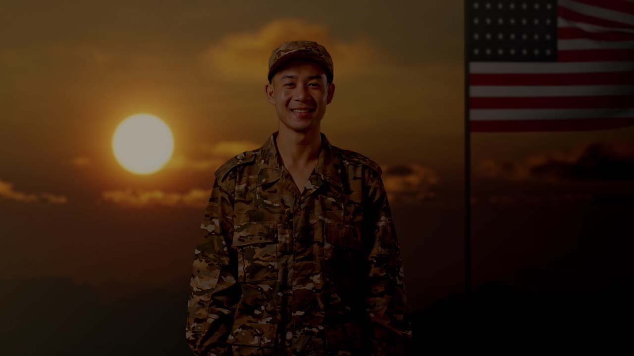 해가 지면 미소 짓는 미국 군인