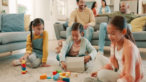 familia, hogar y niños jugando con juguetes