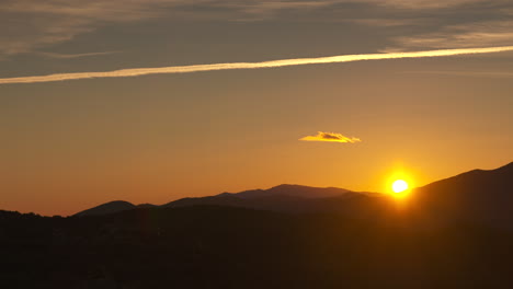 Impresionante-Toma-Del-Amanecer-En-Tiempo-Real-En-Los-Pirineos,-Francia