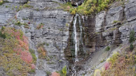 Popular-Bridal-Veil-Falls-With-Colorful-Forest-During-Autumn-Season-In-Utah,-USA