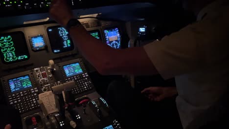 Vista-De-La-Cabina-Por-La-Noche-Mientras-El-Copiloto-Volador-Está-Preparando-El-Avión-Para-La-Aproximación-En-Un-Vuelo-Real