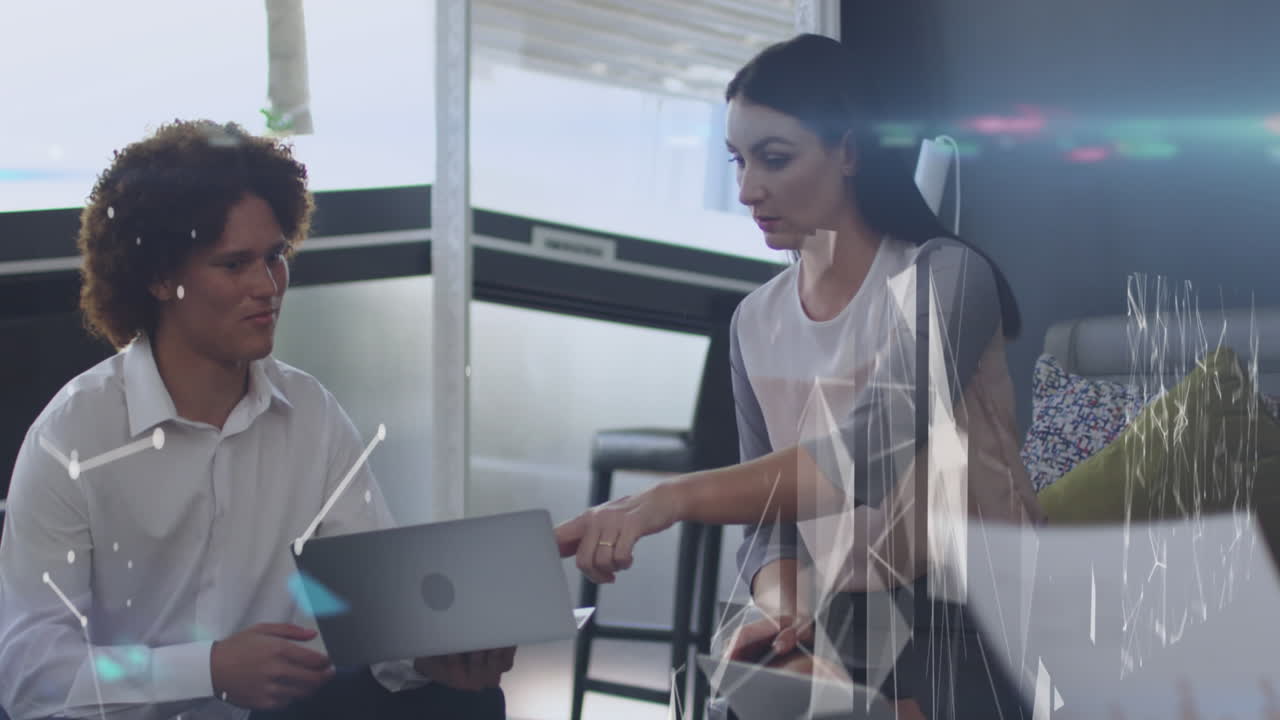 animación del procesamiento de datos sobre diversas personas de negocios en la oficina