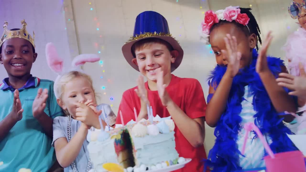 animación de nieve cayendo sobre diversos niños con pastel de cumpleaños en una fiesta de cumpleaños