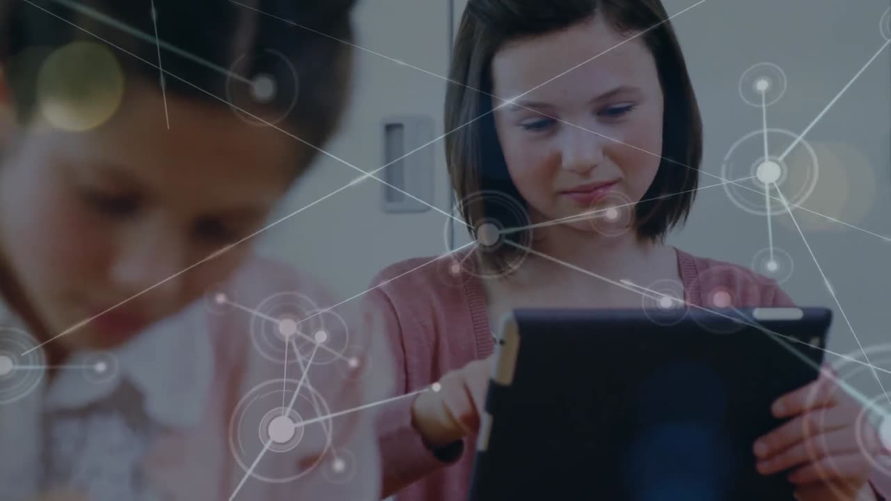 animación de una red de conexiones sobre una niña caucásica que usa una tableta digital en la clase de la escuela