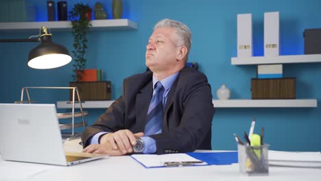 hombre de negocios sudoroso infeliz y triste.