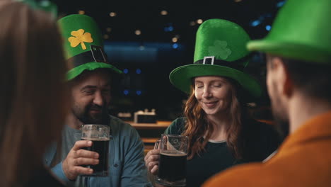 porträt von freunden mit irischen hüten, die den st. patrick's day in einem pub feiern