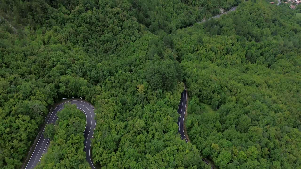 esta es la historia de un camino que significa una vida misteriosa, con coches, lugares