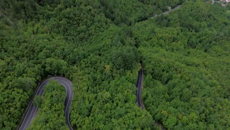 Dies-Ist-Die-Geschichte-Einer-Straße,-Die-Ein-Mysteriöses-Leben-Bedeutet,-Mit-Autos-Und-Orten