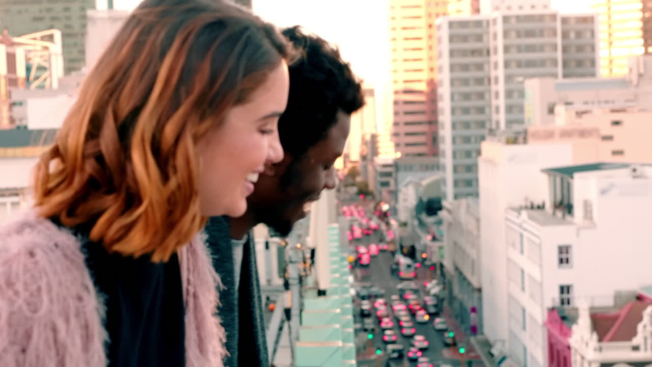 커플, 도시 아파트 및 이야기하는 동안 행복