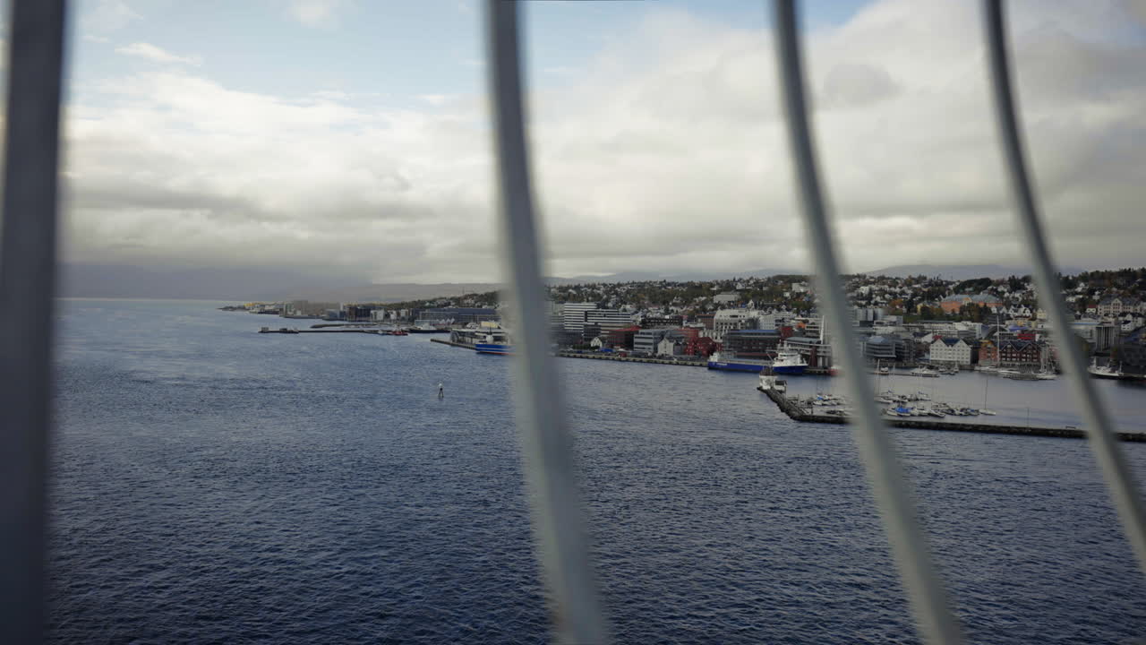 바다와 노르웨이의 트롬소 도시를 설정하는 광각
