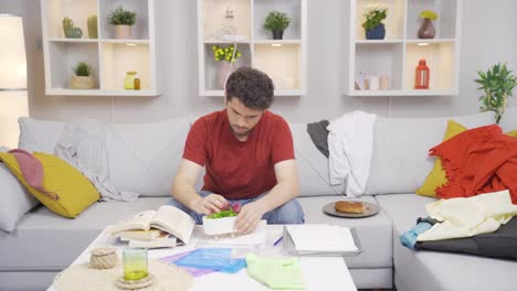 el perezoso deja su trabajo y juega con la flor.