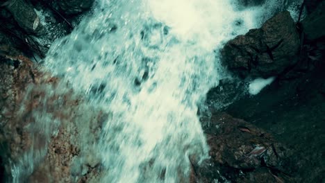 una escena de movimiento un poco sobregraduada y más agitada del curso de agua