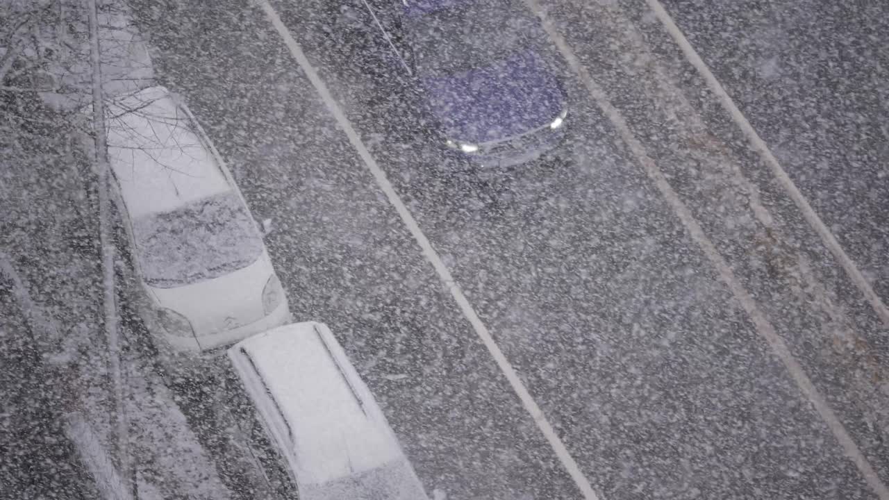 차 들 이 있는 눈 인 도시 거리