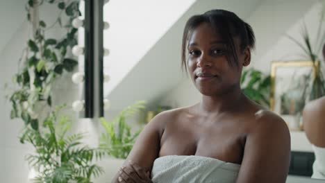 retrato de una joven afroamericana en el baño.
