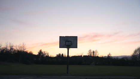 Cancha-De-Baloncesto-De-La-Calle-Urbana-Al-Atardecer