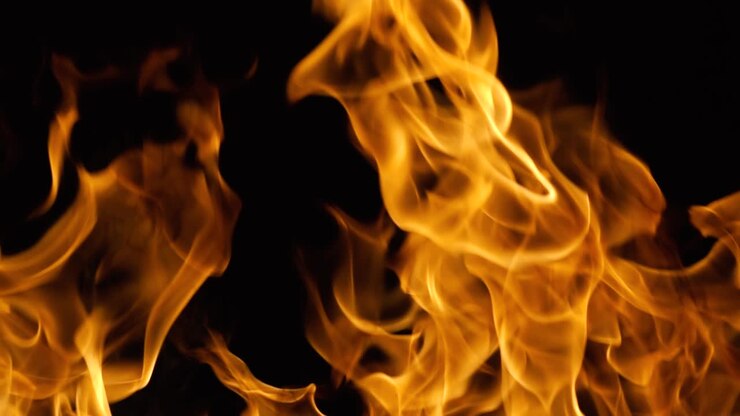 Fiamme su sfondo nero al rallentatore