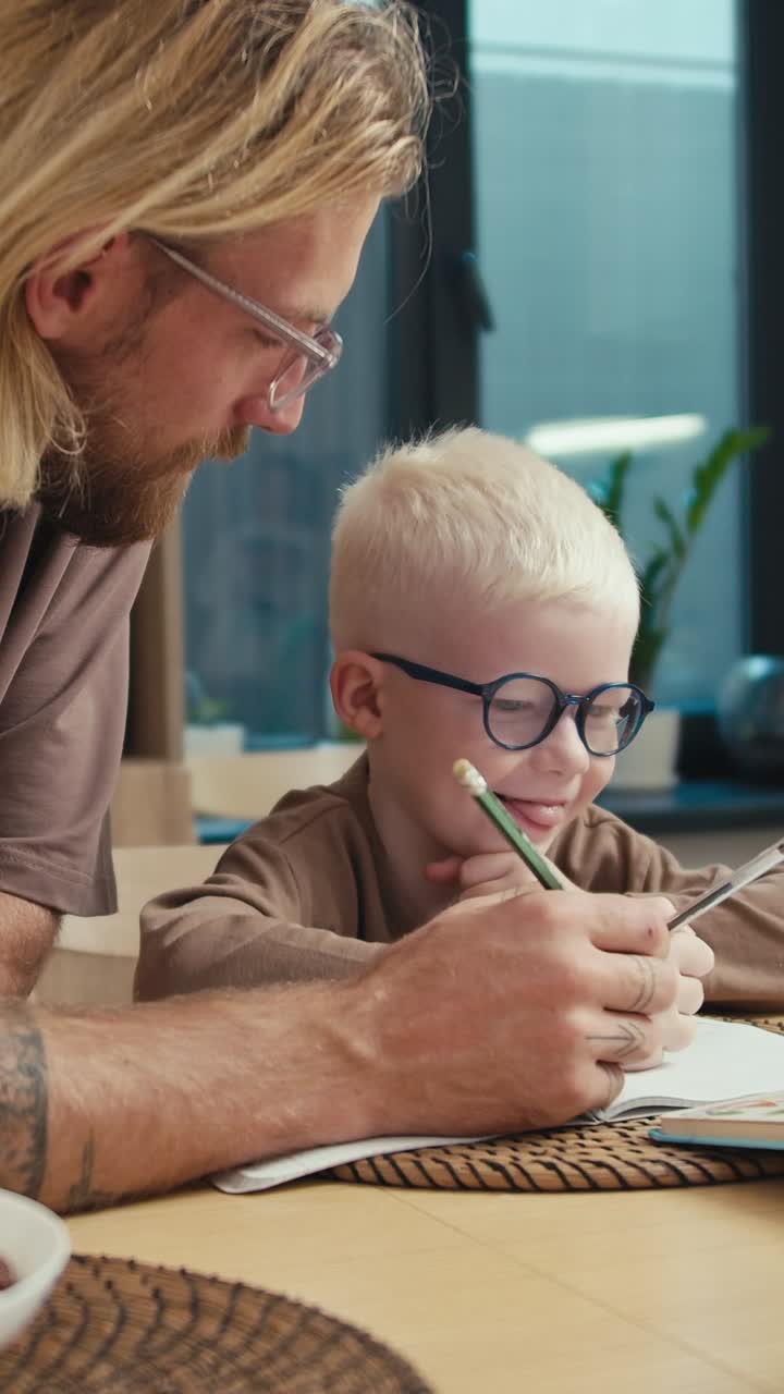 padre ayudando a su hijo con la tarea