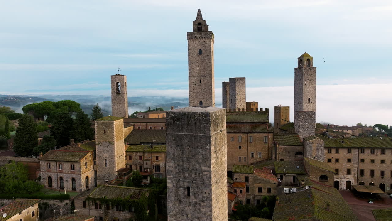Torri medievali e skyline di San Gimignano in Toscana, Italia - ripresa aerea in allontanamento