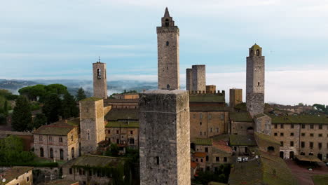 torres medievales y horizonte de san gimignano en toscana, italia - retroceso aéreo