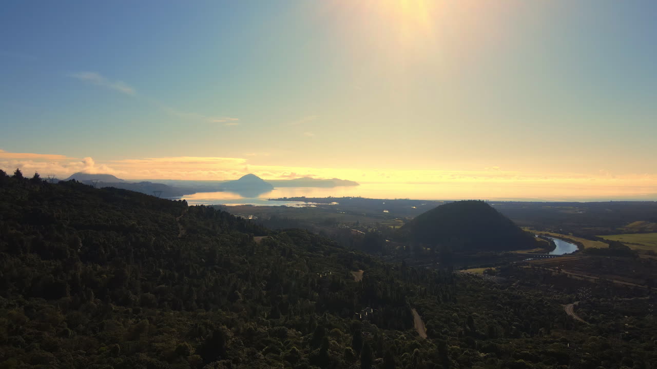 tiro de drone alto crepúsculo cerrado denso árvores grande rio e grande colina
