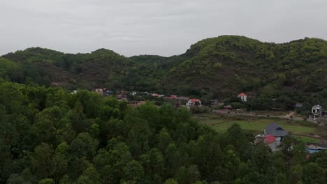 Vista-Aérea-De-Un-Pueblo-En-La-Isla-De-Cat-Ba,-Vietnam,-Cerca-De-La-Bahía-De-Ha-Long-Y-La-Bahía-De-Lan-Ha