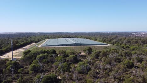 Geschlossenes-Dach-Eines-Wasserreservoirs-In-Australien,-Umgeben-Von-Bäumen-Und-Blauem-Himmelshintergrund