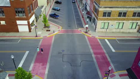 Una-Hermosa-Antena-Sobre-Una-Calle-Principal-En-Una-Pequeña-Ciudad-De-EE.