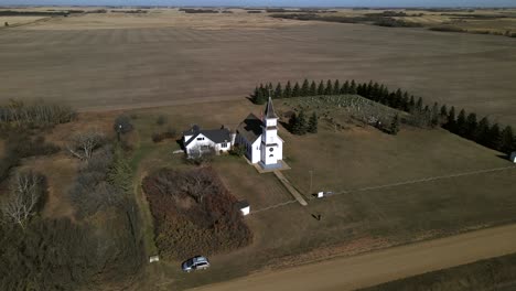 Drohne-Umkreist-Die-Wunderschöne-Alte-Landkirche-In-Den-Prärien-Von-Alberta,-Während-Sie-Langsam-Absteigt-Und-Sich-Dem-Holzgebäude-Nähert