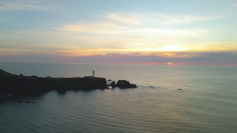 Toma-De-Drone-Del-Faro-De-Yaquina-Head-Mirando-La-Puesta-De-Sol-En-Newport,-Oregon