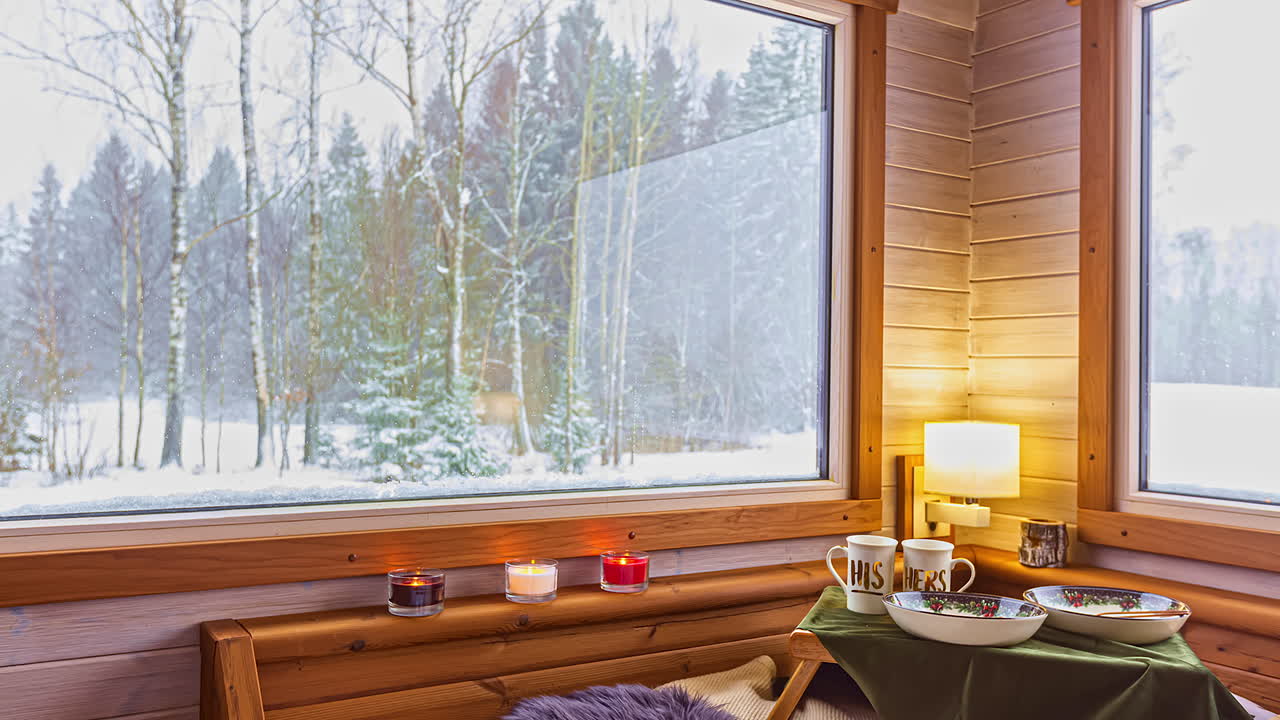 casa de termomadera con ventana de vidrio desde el amanecer hasta la noche