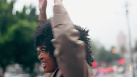 Lluvia,-Felicidad-Y-Libertad-De-La-Mujer-En-El-Parque-Al-Aire-Libre