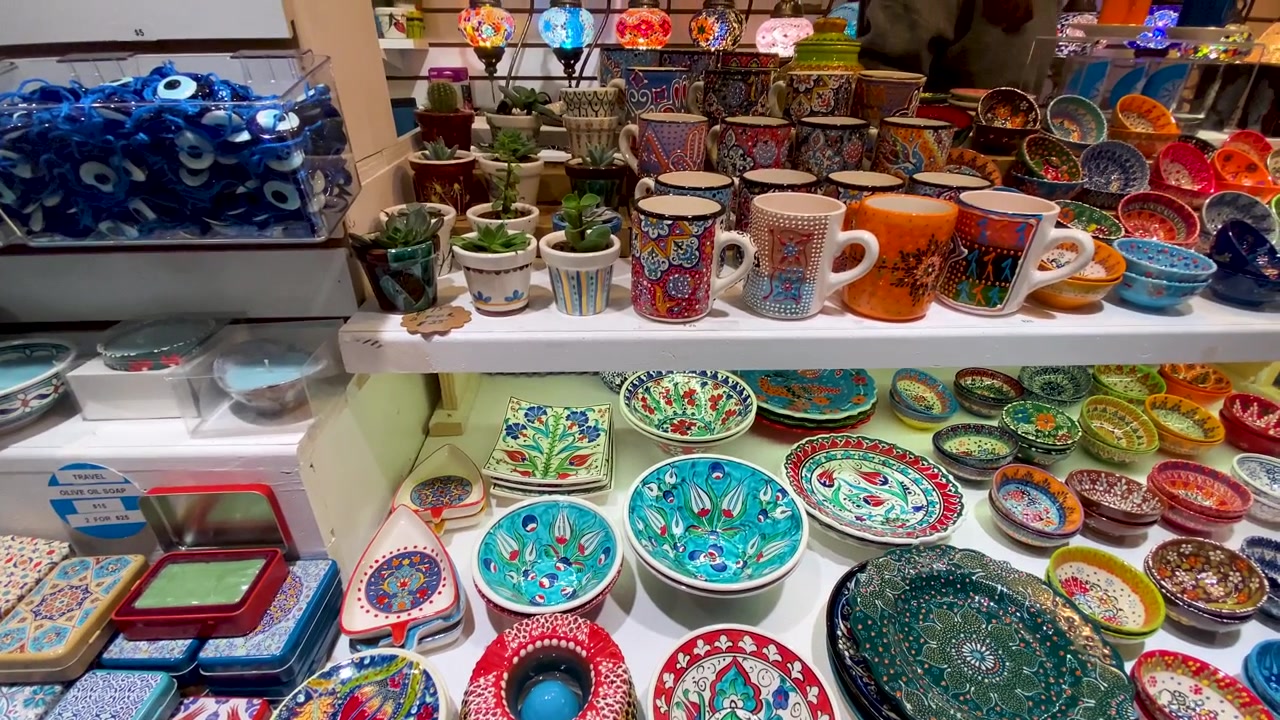 Ceramiche artigianali colorate in esposizione