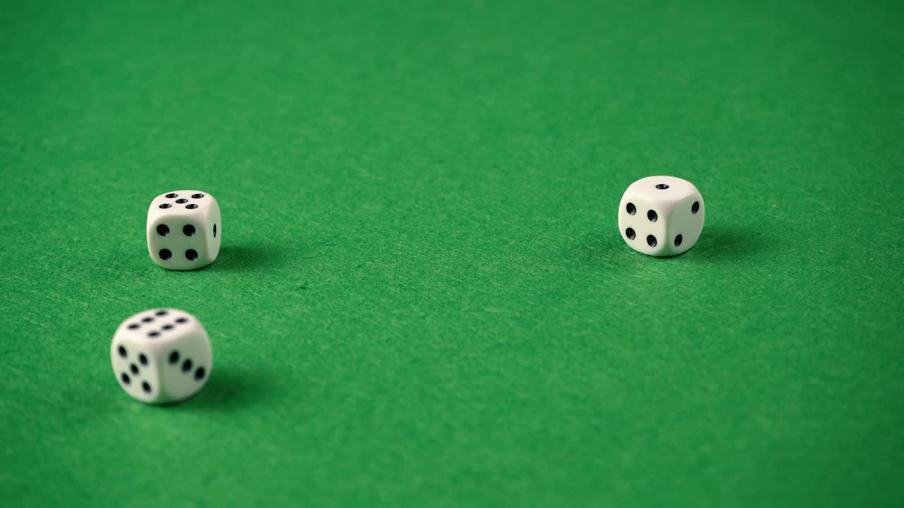 lanzar dados en un tiro en una mesa de juego