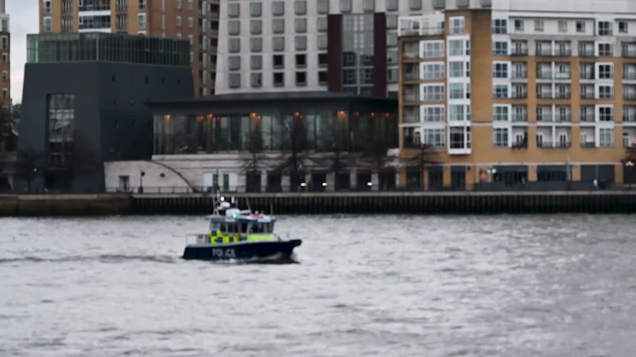 barcos de la policía del río támesis por canary wharf, londres, reino unido.