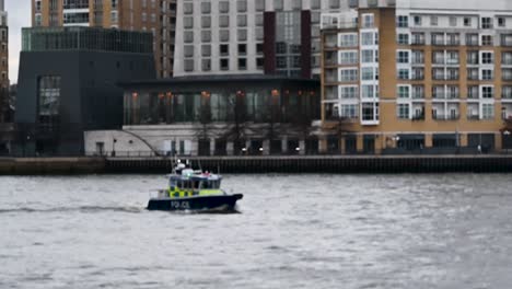 Barcos-De-La-Policía-Del-Río-Támesis-Por-Canary-Wharf,-Londres,-Reino-Unido.