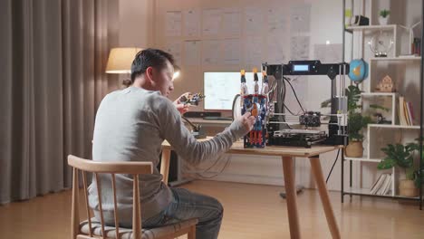hombre trabajando con una impresora 3d