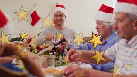 Animación-De-Estrellas-Sobre-Una-Familia-Caucásica-Con-Gorros-De-Papá-Noel-Cenando-En-Navidad.