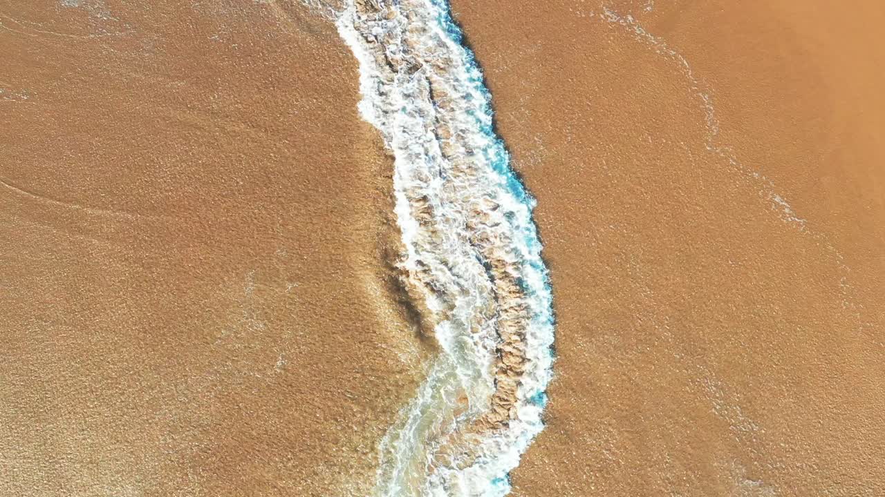 모래 해변 에 부히는 바다 파도 의 공중 사진