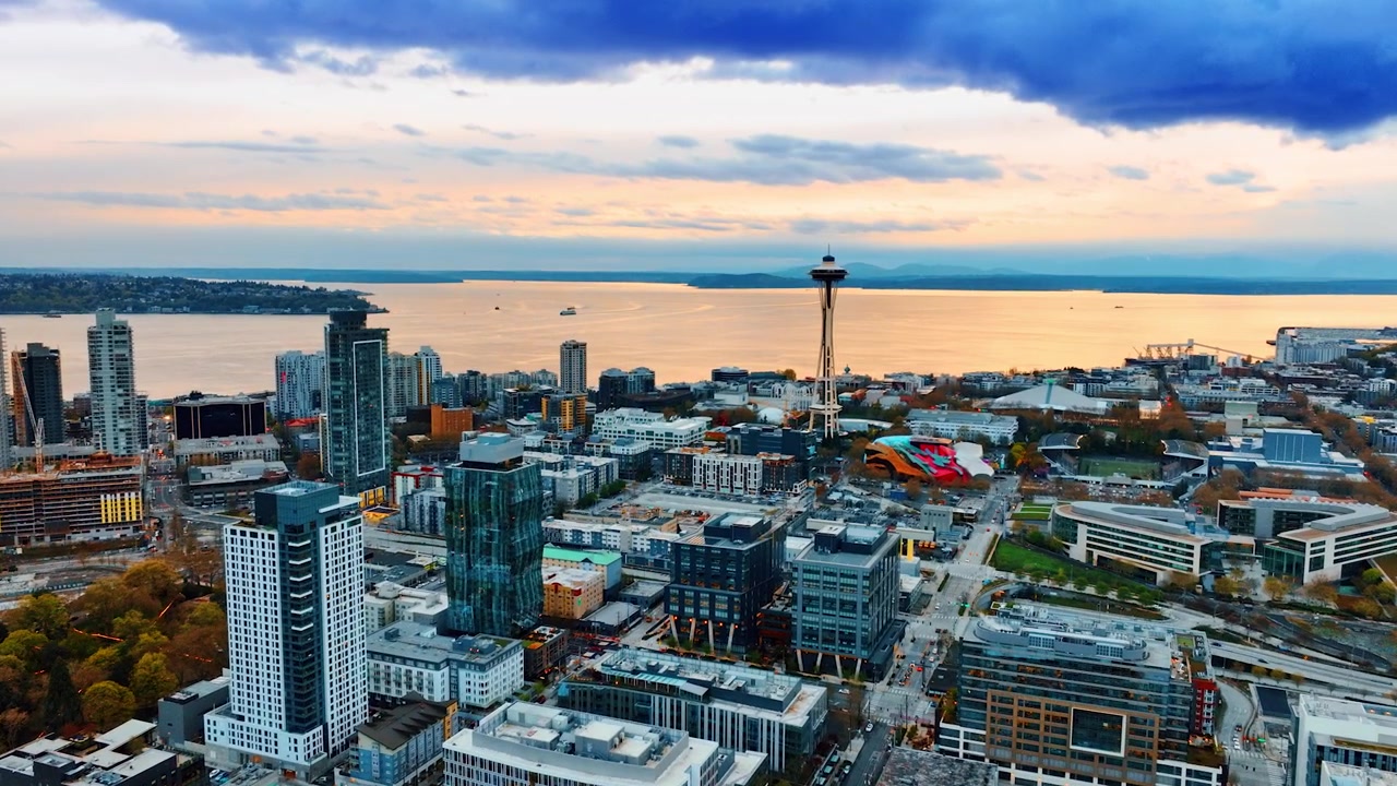 Kaunis panoraama Seattlesta sen kuuluisan Space Needle -tornin kanssa Washington-järvi taustalla. Kaupunkinäkymä hämärässä ilmasta käsin.