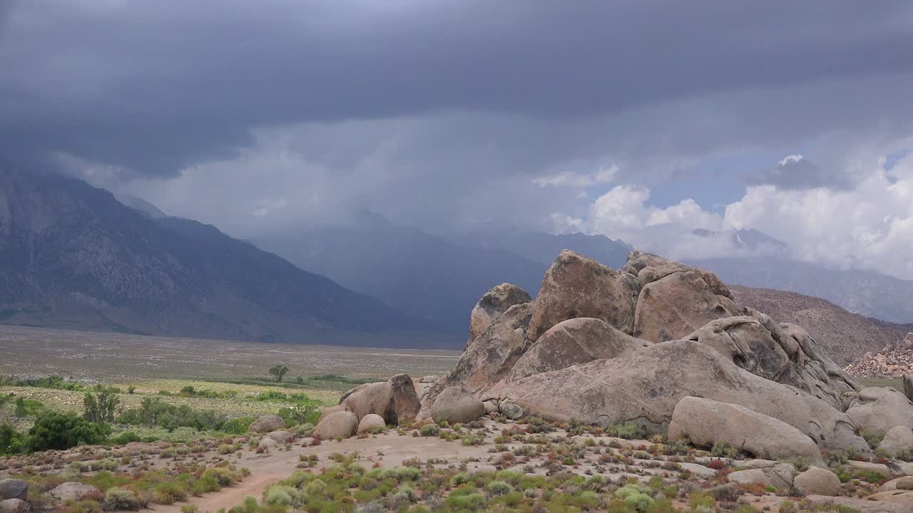 hermoso lapso de tiempo de nubes moviéndose sobre la cordillera de sierra nevada y mt whitney cerca de lone pine california