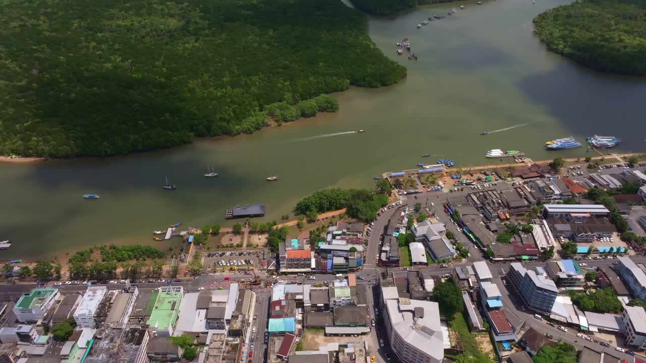 Splendida vista aerea del villaggio di pescatori della città vecchia di Krabi, Thailandia