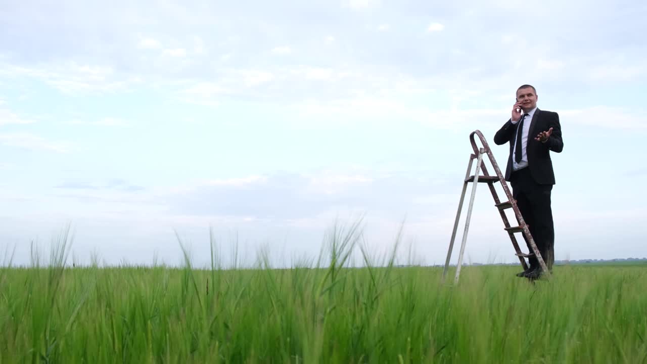 비즈니스 매니저가 계단을 올라 스마트폰으로 대화하고 있습니다.