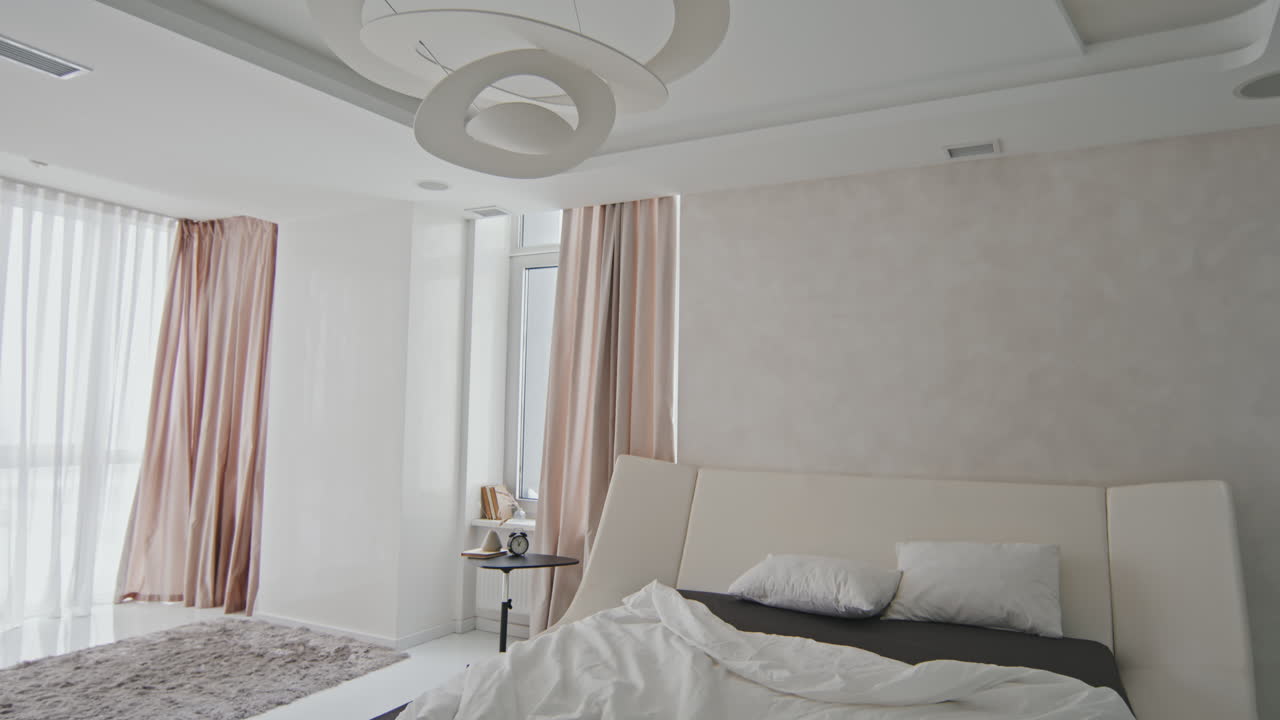 Letto matrimoniale bianco in camera da letto in stile minimalista