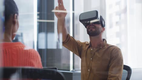 Geschäftsmann-Mit-Gemischter-Abstammung-Nutzt-VR-Headset-In-Einem-Besprechungsraum